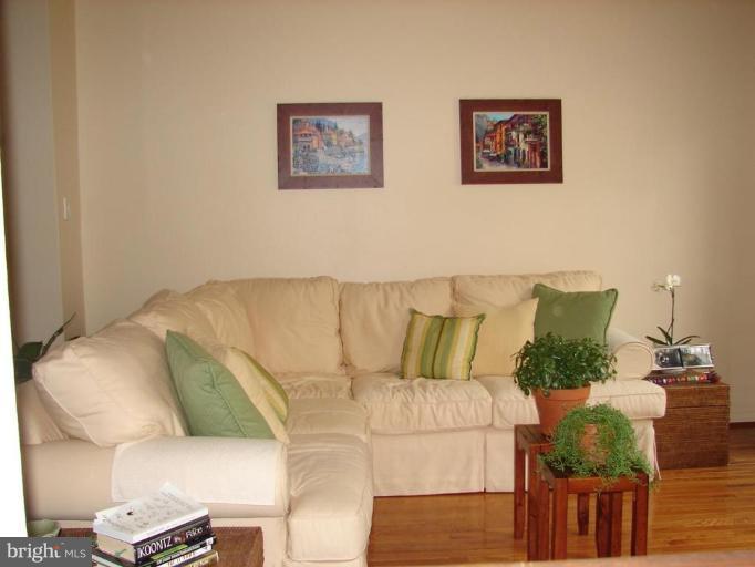 2410 Ridgehampton Court Reston, VA 20191 - Photo 3 of 11 Living Room