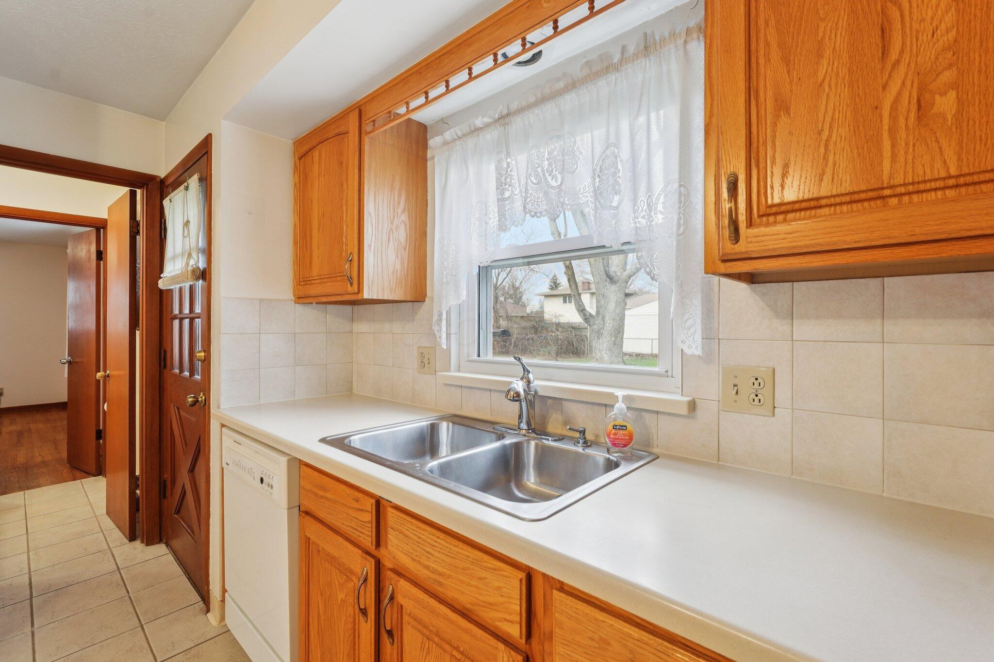 5575 Karl Road Columbus, OH 43229 - Photo 8 of 29 Kitchen