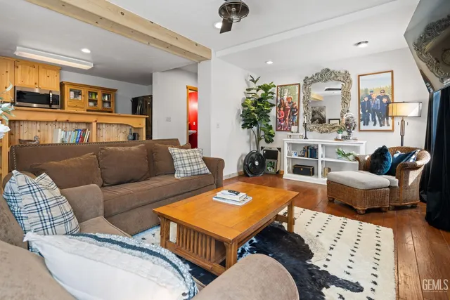 a view of entrance front of the house