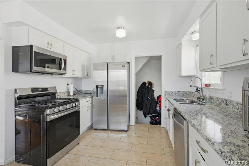 2444 Academy Street Dearborn, MI 48124 - Photo 12 of 35