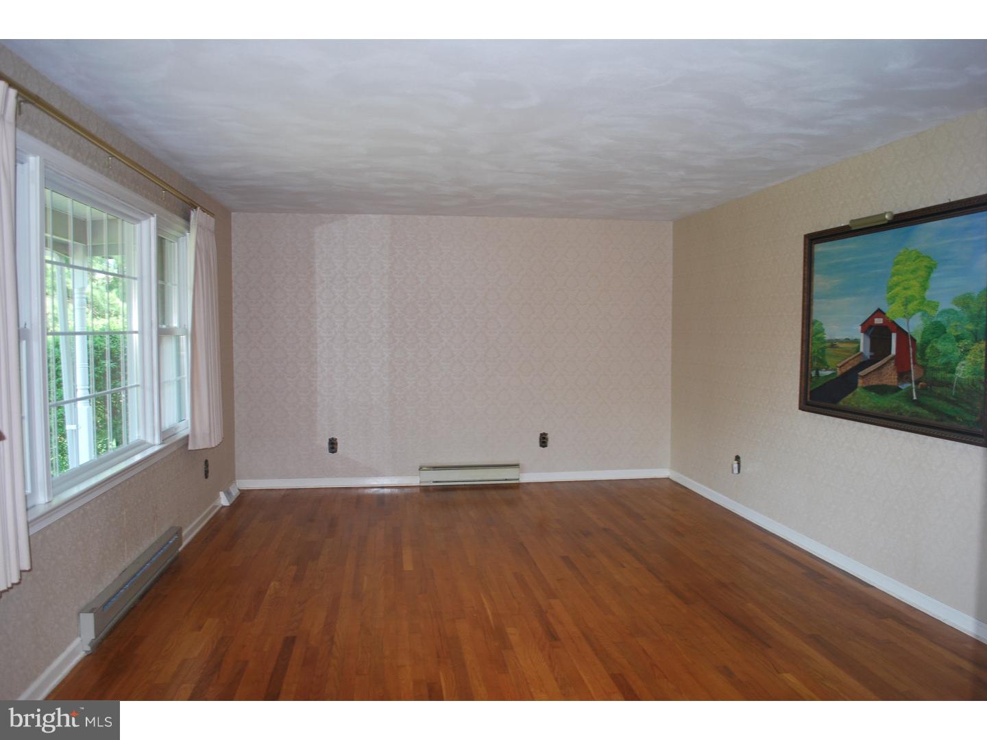 13 Far View Road Chalfont, PA 18914 - Photo 4 of 23 Living Room