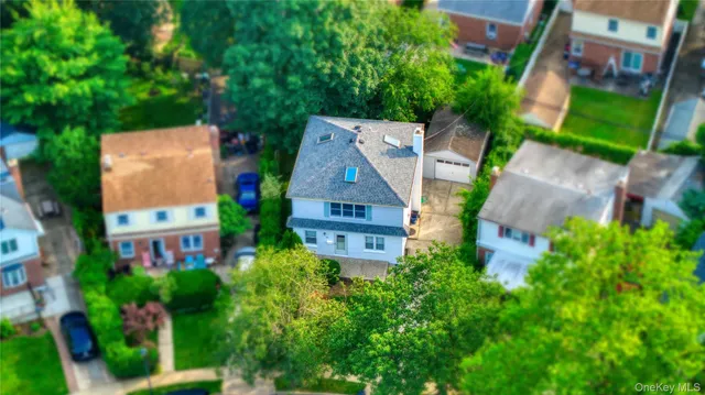 $899,000 | 33 Park Circle, New Hyde Park, NY 11040