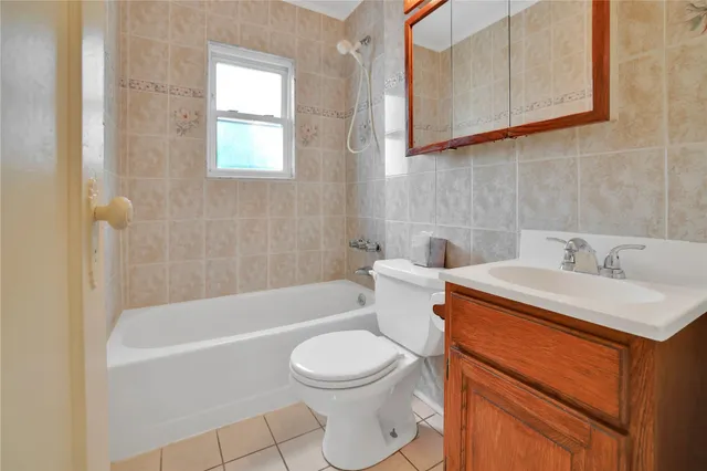 $929,000 | 33 Park Circle, New Hyde Park, NY 11040