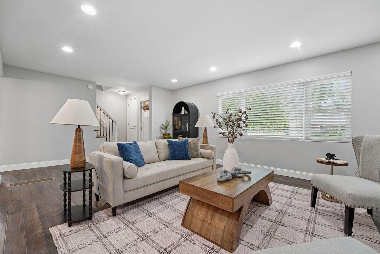 1430 Ashdowne Road Upper Arlington, OH 43221 - Photo 8 of 51 lots of natural light,