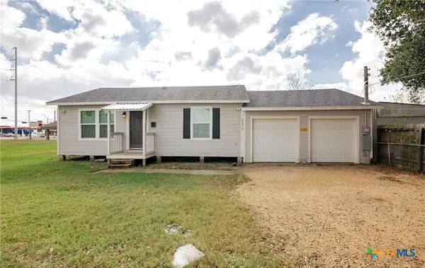 a view of a house with backyard