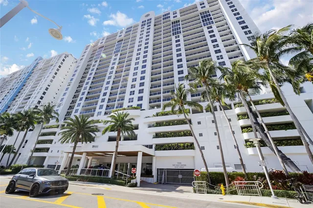 $859,000 | 1900 Sunset Harbour Drive, Unit 811, Miami Beach, FL 33139