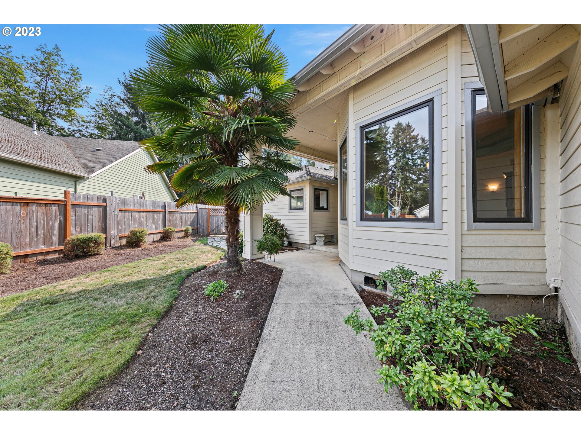 184 73rd Place Springfield, OR 97478 - Photo 2 of 48 a view of a house with a garden