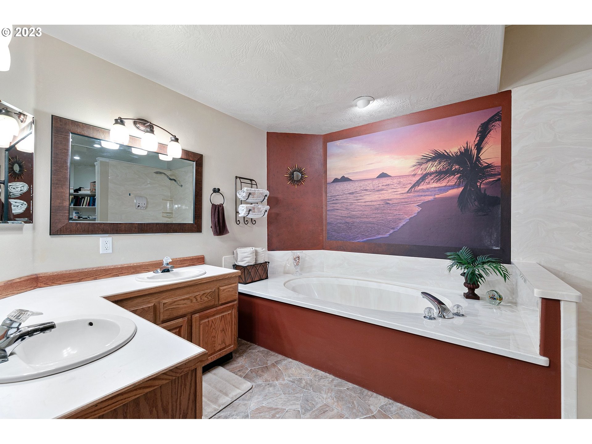 184 73rd Place Springfield, OR 97478 - Photo 25 of 48 a bathroom with a tub a sink and mirror