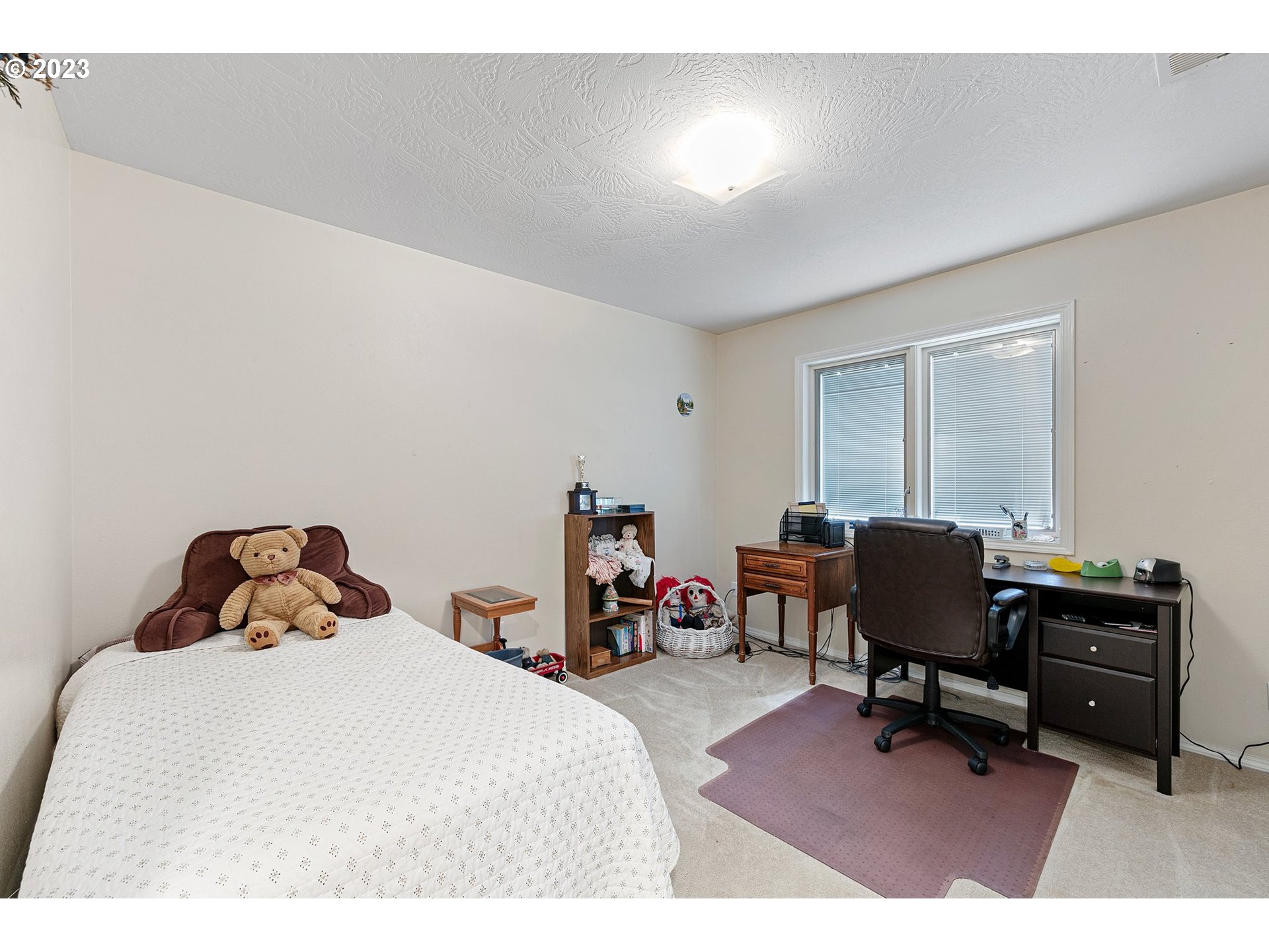 184 73rd Place Springfield, OR 97478 - Photo 29 of 48 a bedroom with a bed and a desk