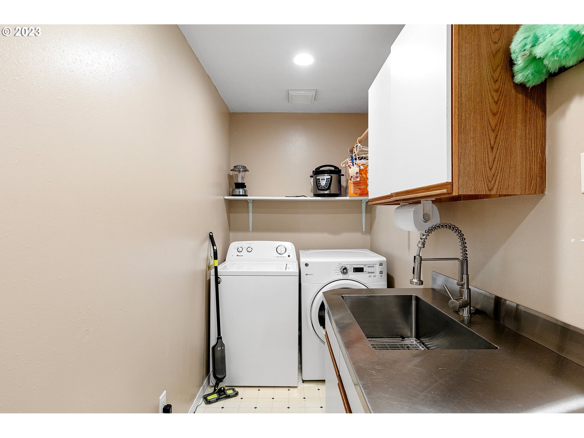 184 73rd Place Springfield, OR 97478 - Photo 36 of 48 a utility room with dryer and washer