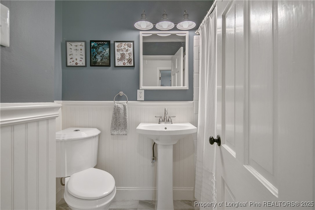 2615 Huntington Road Fayetteville, NC 28303 - Photo 38 of 47 a bathroom with a sink a toilet and shower