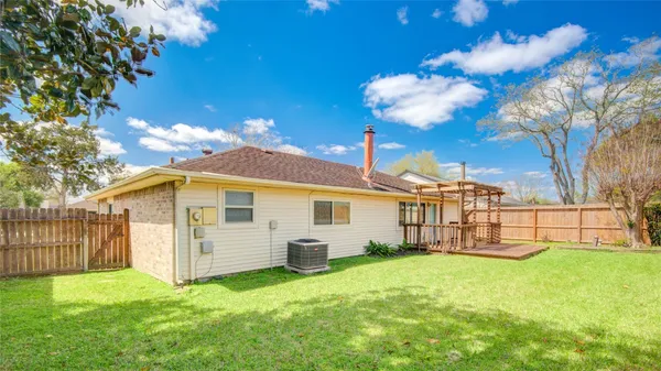 $2,100 | 16739 Selder Drive, Friendswood, TX 77546