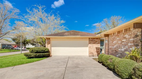 $2,100 | 16739 Selder Drive, Friendswood, TX 77546