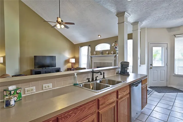 $515,000 | 1415 Crystal Lake Circle East, Pearland, TX 77584