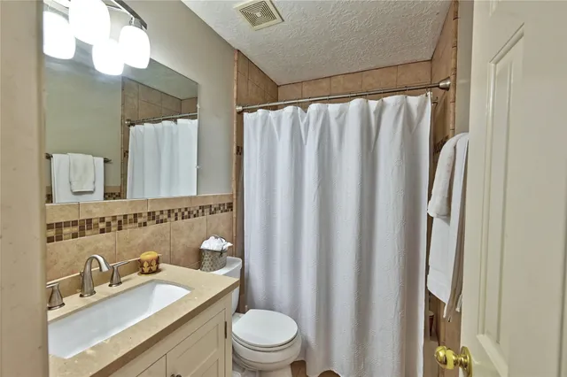 $515,000 | 1415 Crystal Lake Circle East, Pearland, TX 77584