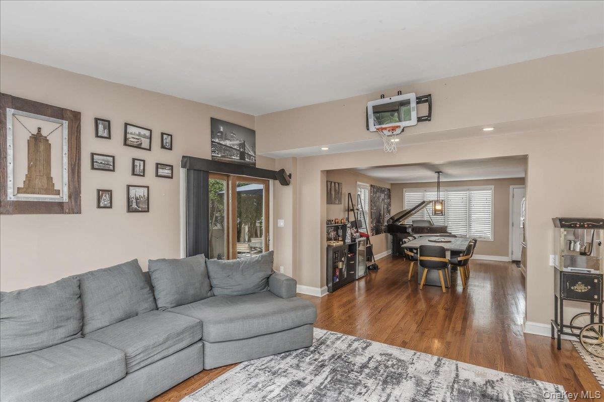 306 Latham Road Mineola, NY 11501 - Photo 9 of 38