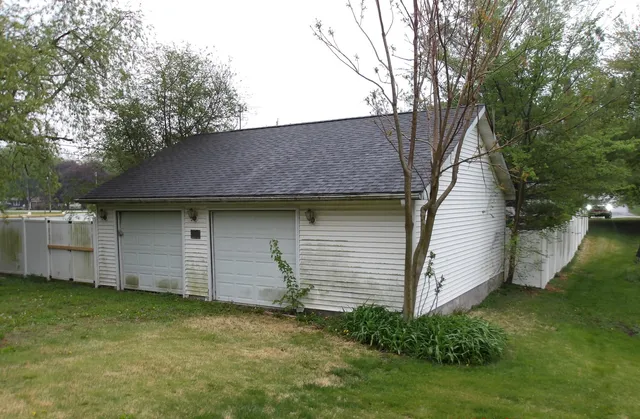 a view of a backyard