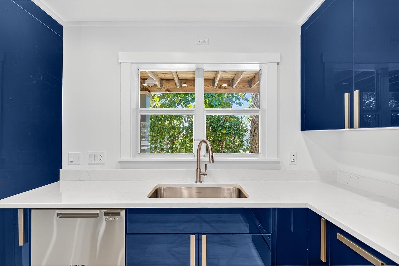 924 Coquina Lane, Unit 3 Vero Beach, FL 32963 - Photo 16 of 44 a sink with a window