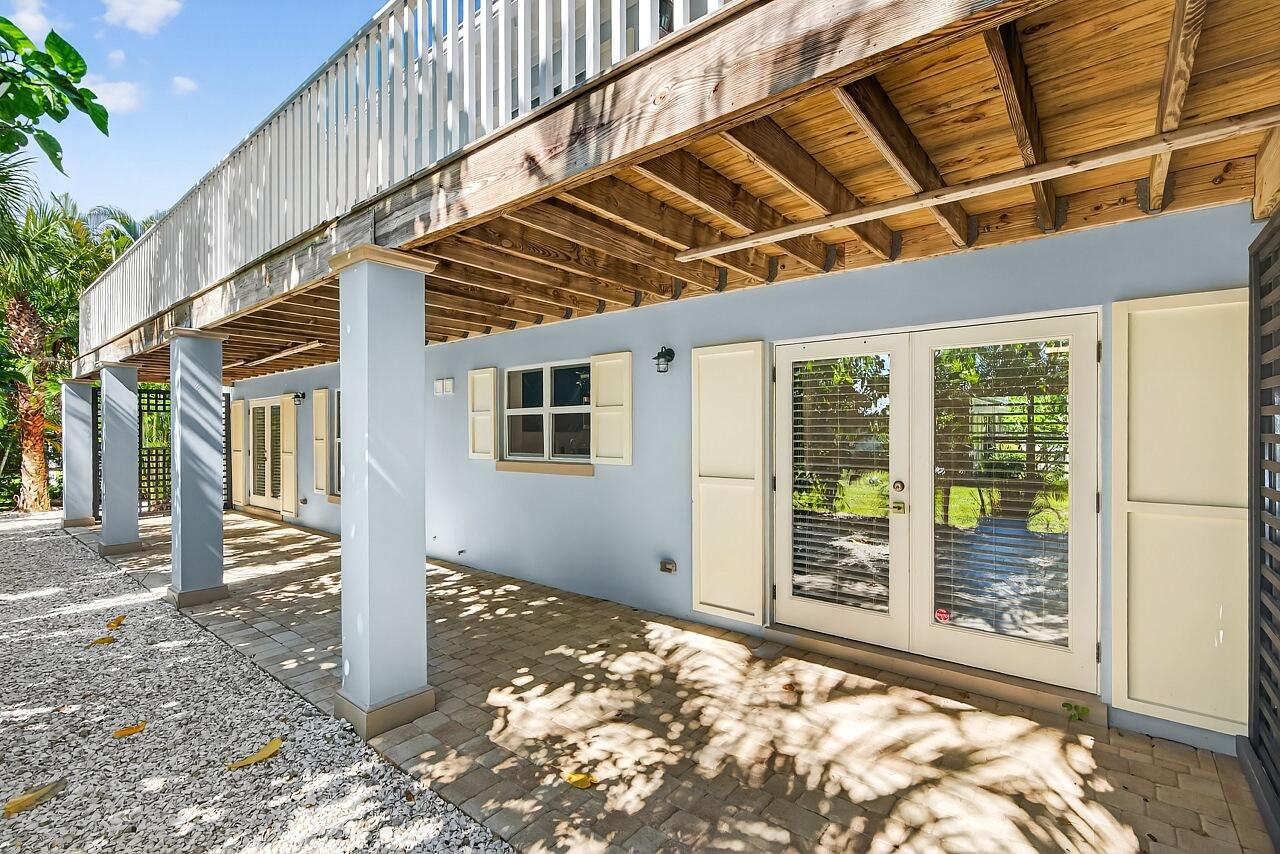 924 Coquina Lane, Unit 3 Vero Beach, FL 32963 - Photo 19 of 44 a view of backyard with large tree