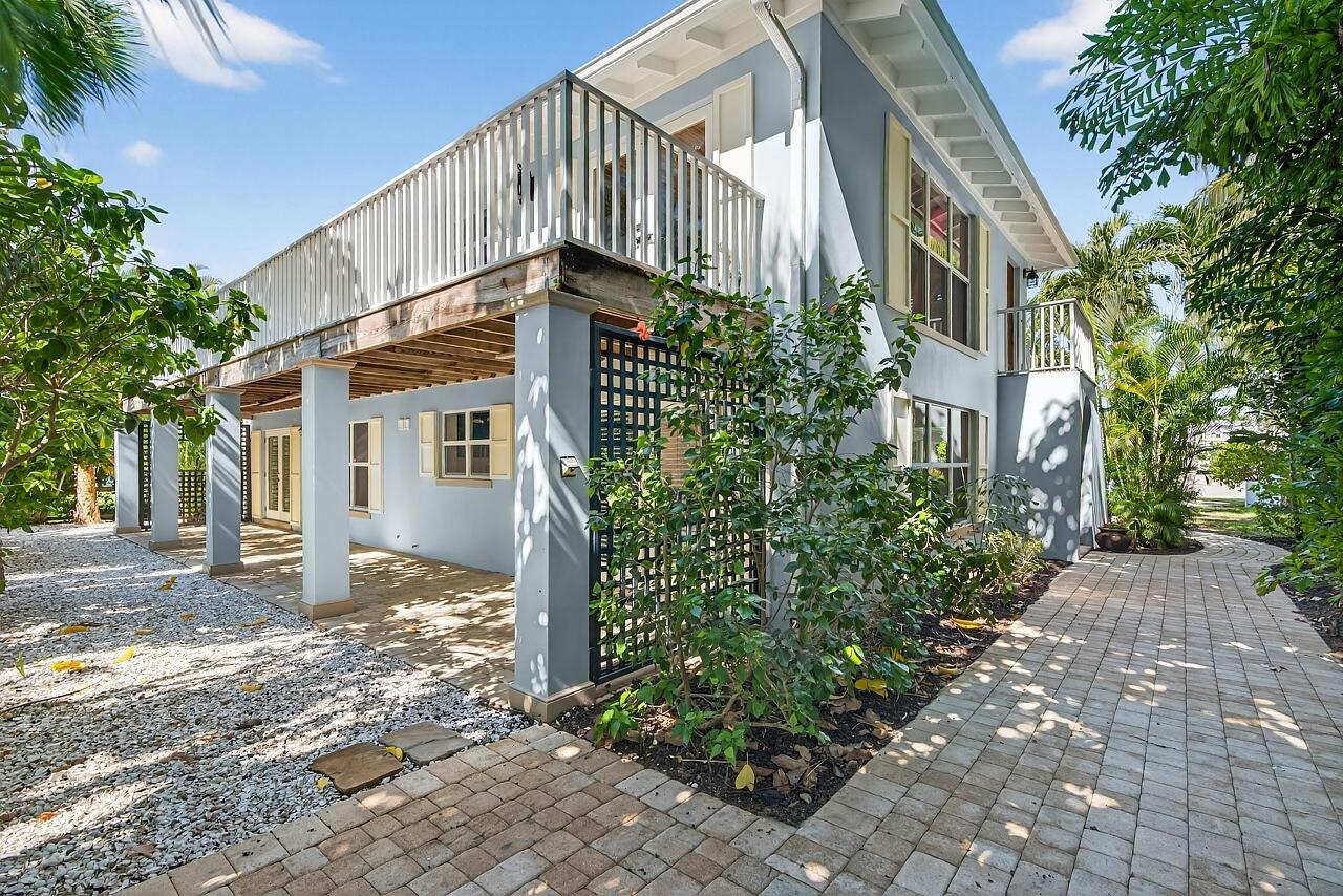 924 Coquina Lane, Unit 3 Vero Beach, FL 32963 - Photo 20 of 44 a front view of a house with garden