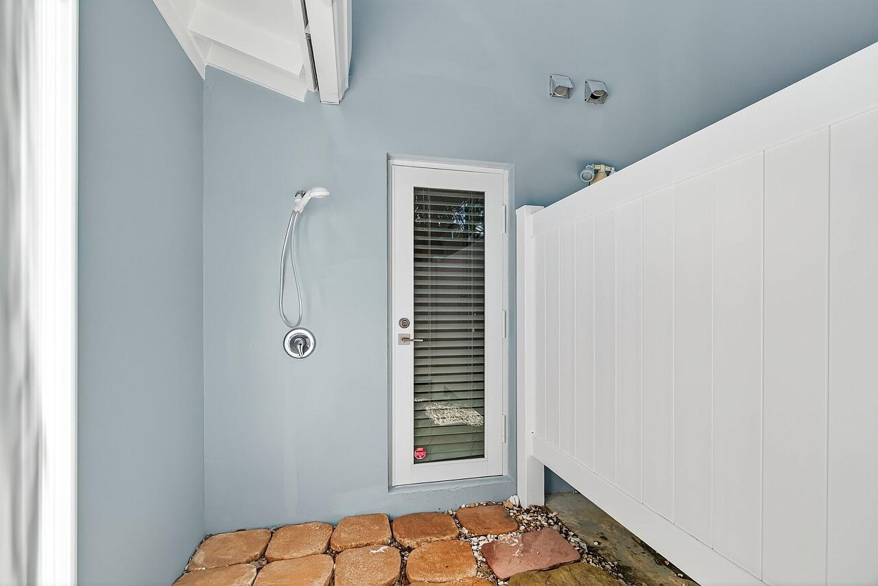 924 Coquina Lane, Unit 3 Vero Beach, FL 32963 - Photo 32 of 44 a bedroom with a bed and a window