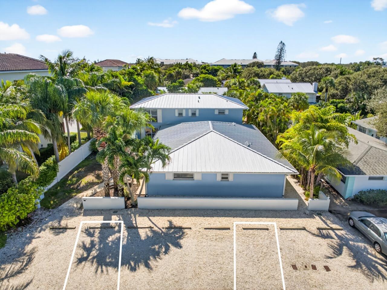 924 Coquina Lane, Unit 3 Vero Beach, FL 32963 - Photo 39 of 44 a view of a terrace with sitting area