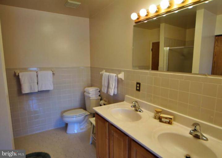 2004 Lakebreeze Way Reston, VA 20191 - Photo 9 of 30 THE MASTER BATH HAS CERAMIC TILE & DUAL VANITIES.
