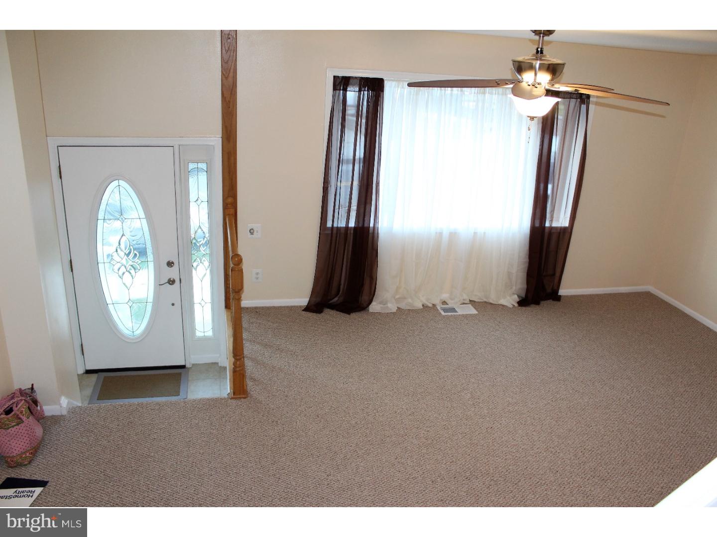 12413 Wyndom Road Philadelphia, PA 19154 - Photo 9 of 22 Living Room