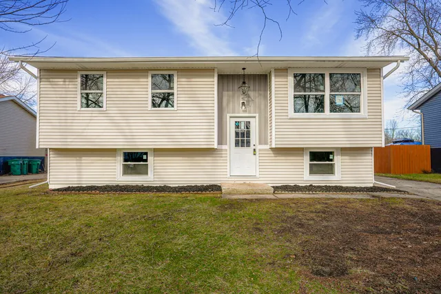 a view of a house with a yard