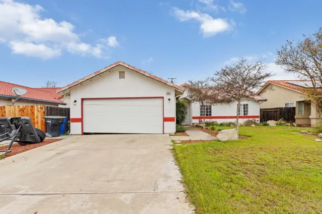 $320,000 | 950 East Cedarwood Street, Hanford, CA 93230