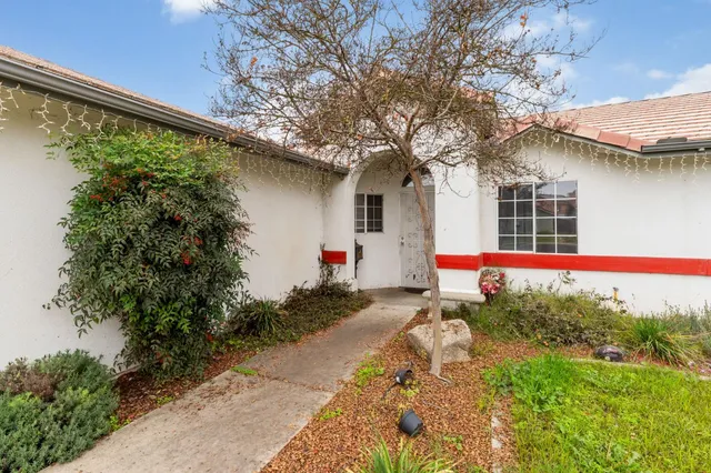 $320,000 | 950 East Cedarwood Street, Hanford, CA 93230