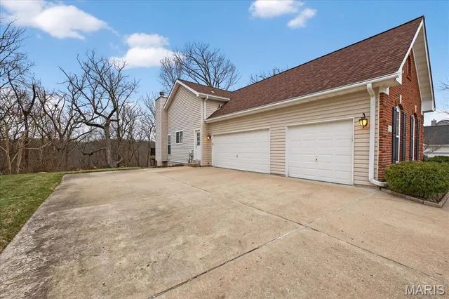 $775,000 | 1304 Kiefer Bluffs Drive, Ballwin, MO 63021