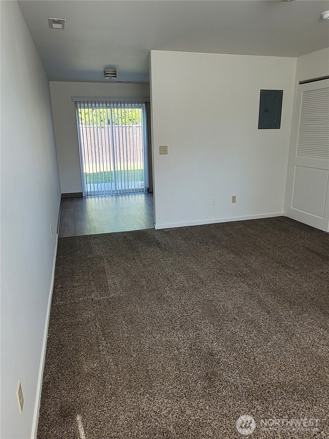 1830 West Crouse Street Moses Lake, WA 98837 - Photo 13 of 17 an empty room with windows
