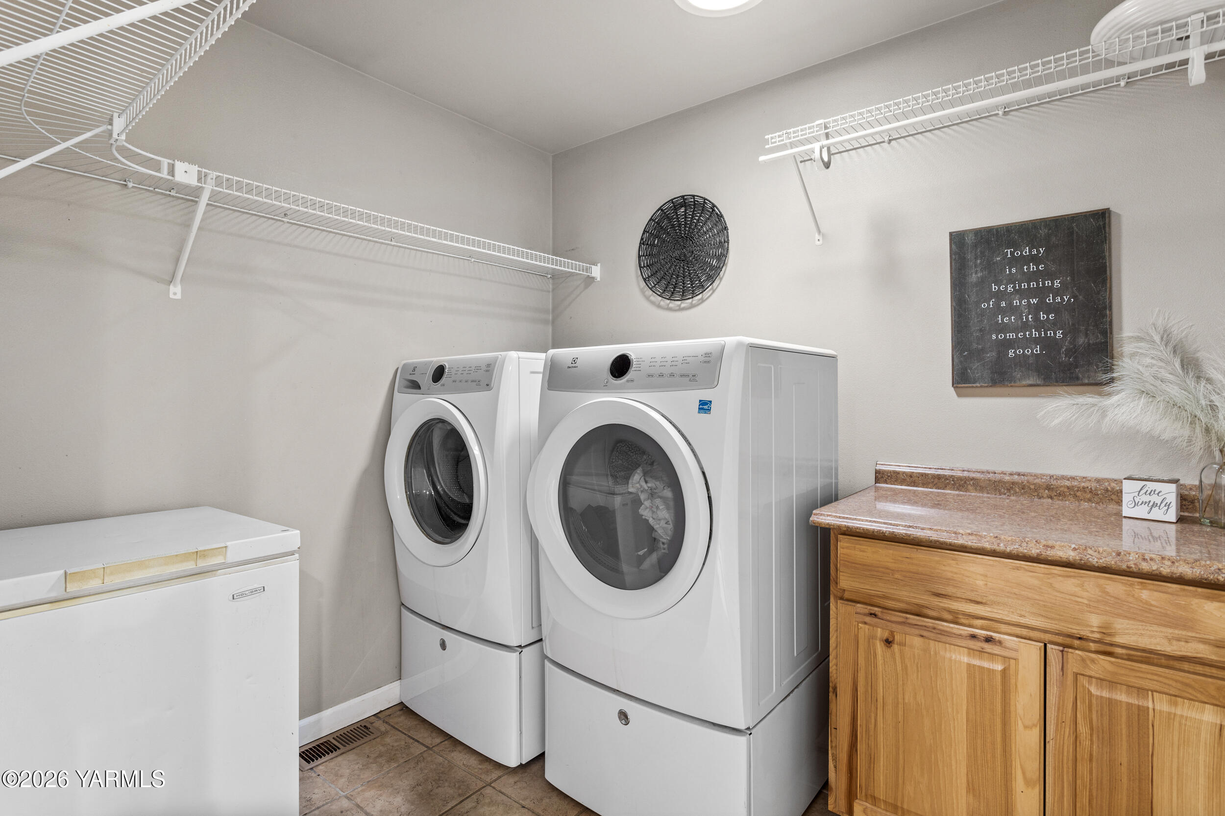 2121 Pleasant Hill Road Selah, WA 98942 - Photo 16 of 38 a utility room with dryer and washer