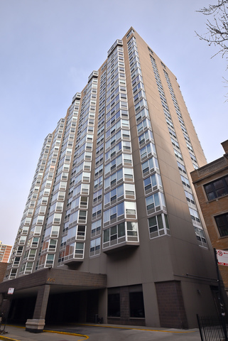 720 West Gordon Terrace, Unit 8L Chicago, IL 60613 - Photo 1 of 15 a view of a large building