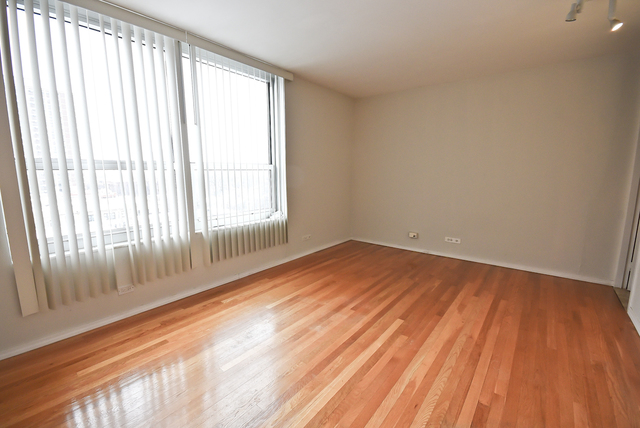 720 West Gordon Terrace, Unit 8L Chicago, IL 60613 - Photo 14 of 15 a view of empty room with wooden floor and fan