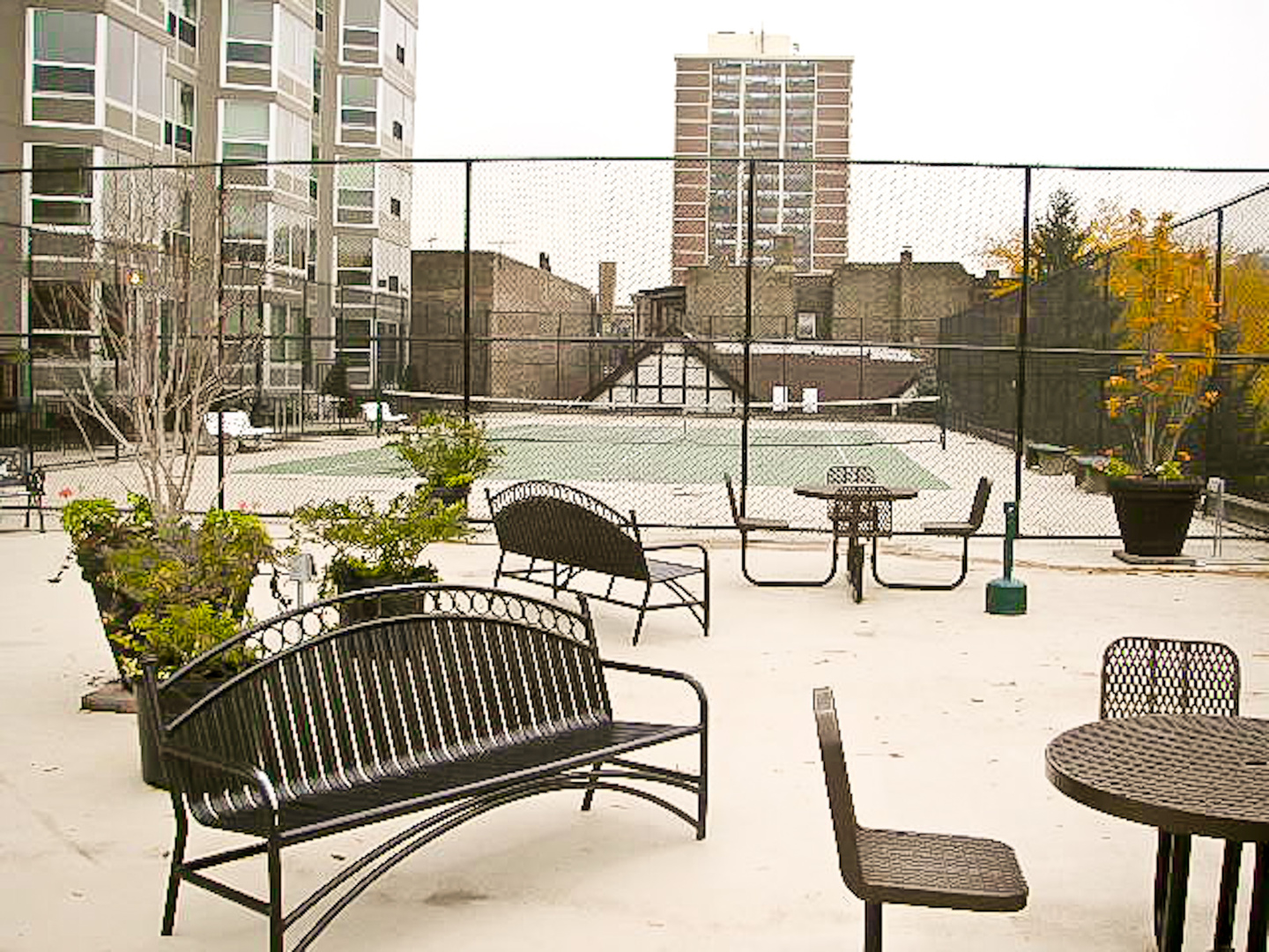 720 West Gordon Terrace, Unit 8L Chicago, IL 60613 - Photo 4 of 15 a view of balcony with couch
