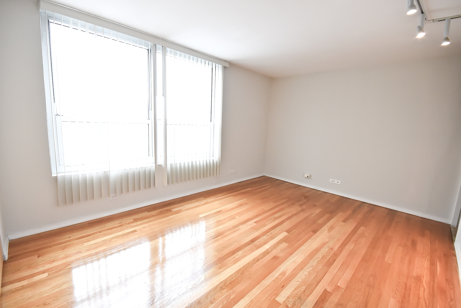 720 West Gordon Terrace, Unit 8L Chicago, IL 60613 - Photo 9 of 15 a view of empty room with wooden floor and fan