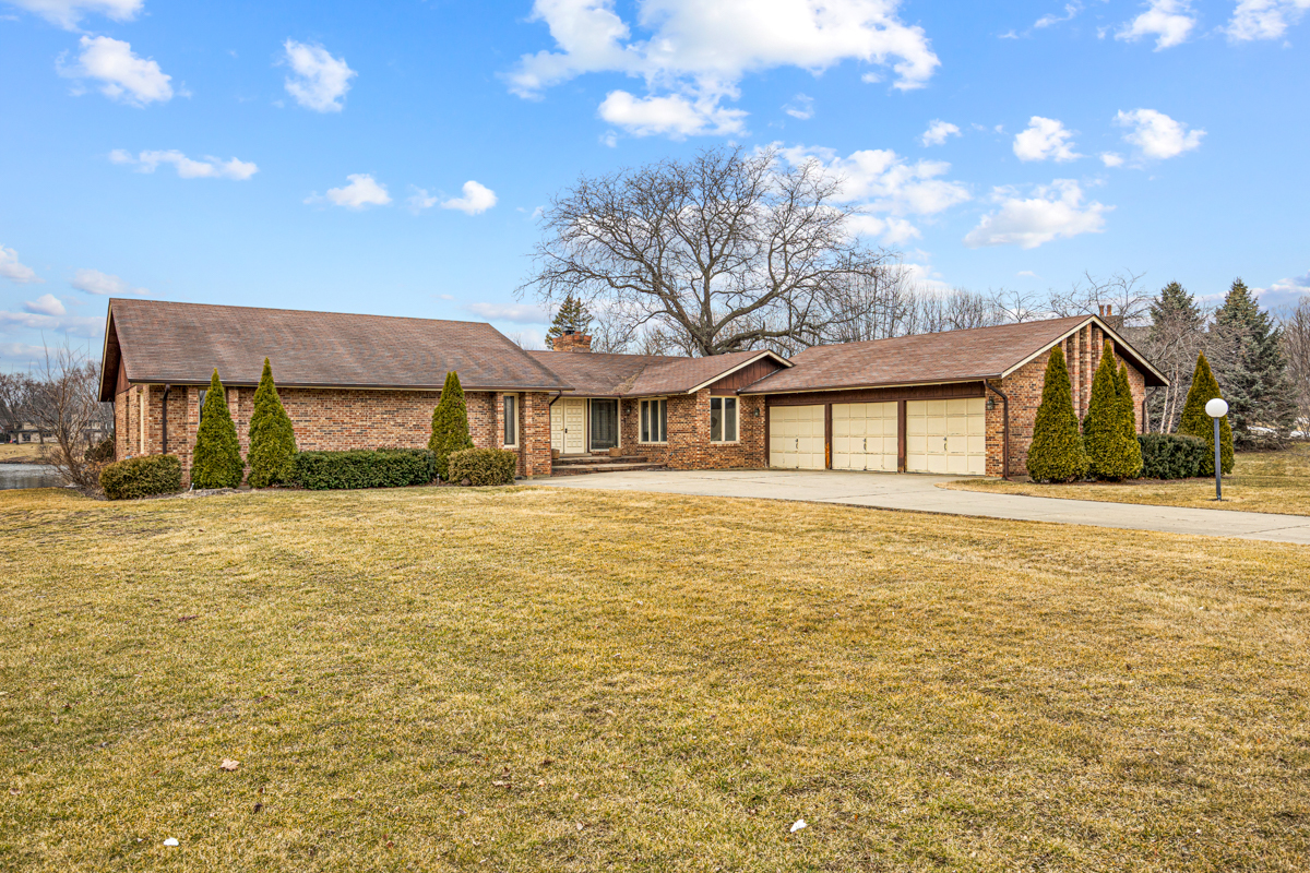 13 Lexington Road South Barrington, IL 60010 - Photo 1 of 32 Gallery Image 1