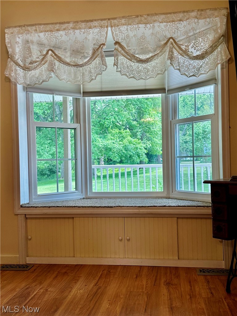 8976 Bluff Road Willoughby, OH 44094 - Photo 6 of 27 Bay window overlooking beautiful front yard