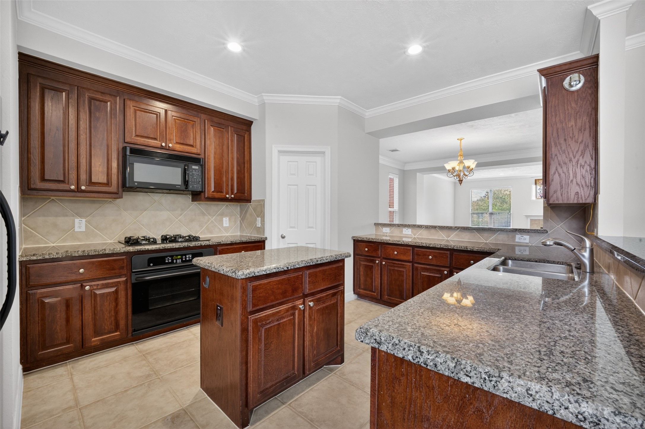 1807 Stacy Crest Houston, TX 77008 - Photo 4 of 35 Large kitchen with island and gas stove.