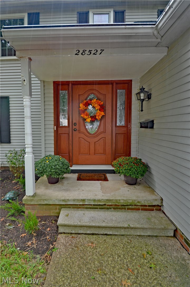 28527 Knickerbocker Road Bay Village, OH 44140 - Photo 2 of 32 Gallery Image 2