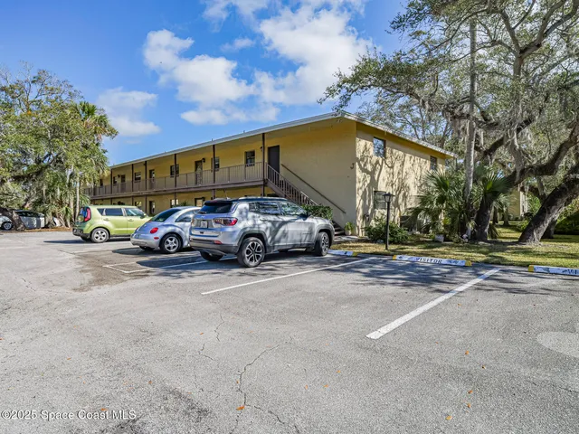 $184,900 | 400 18th Street, Unit J8, Vero Beach, FL 32960