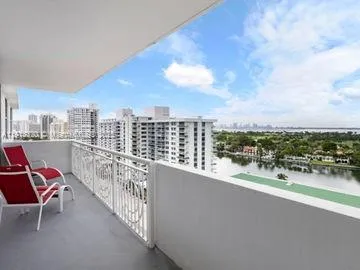 $4,100 | 5825 Collins Avenue, Unit 15A, Miami Beach, FL 33140