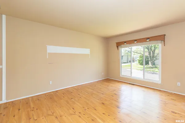 $169,900 | 1812 Columbus Drive, Pekin, IL 61554