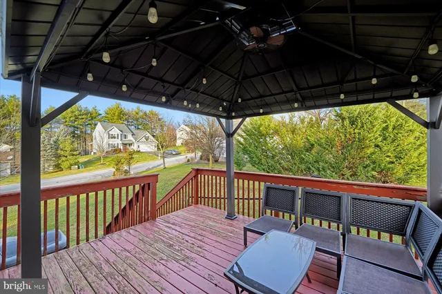 a view of a house with backyard and garden