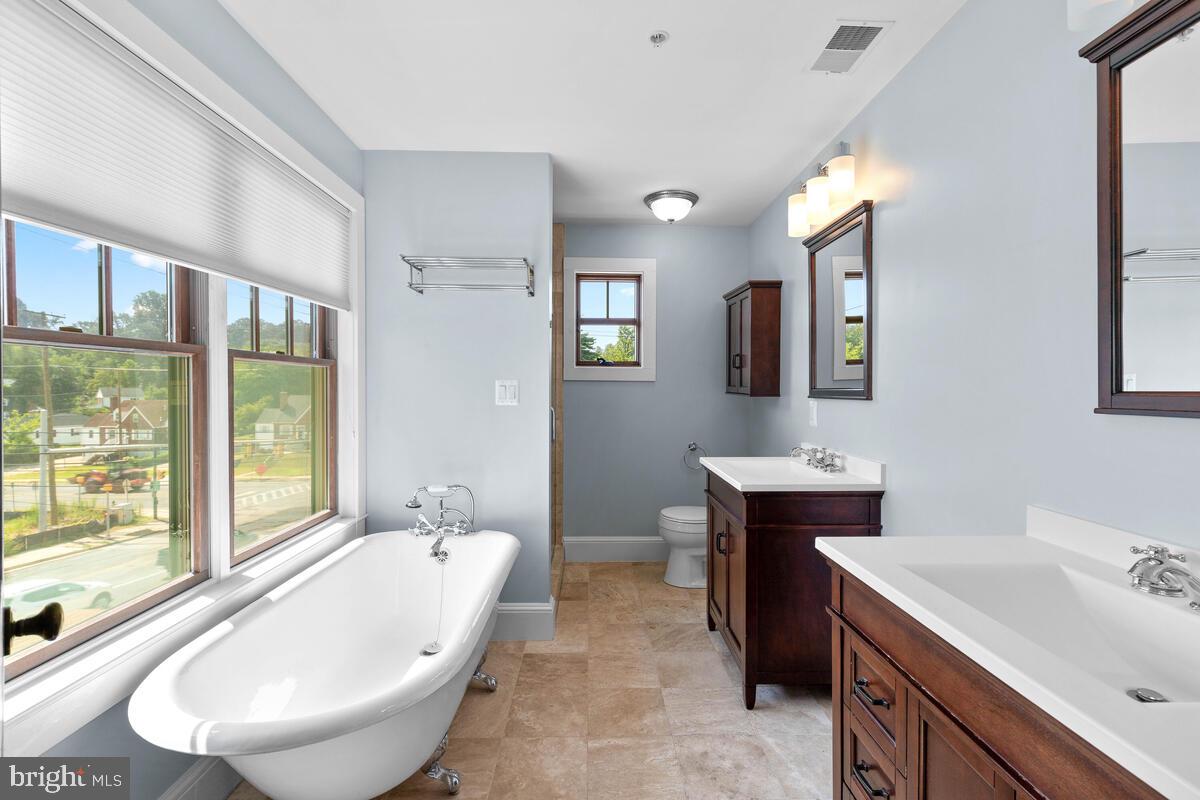 504 Dale Drive Silver Spring, MD 20910 - Photo 10 of 28 Upper Level Primary Full Bath