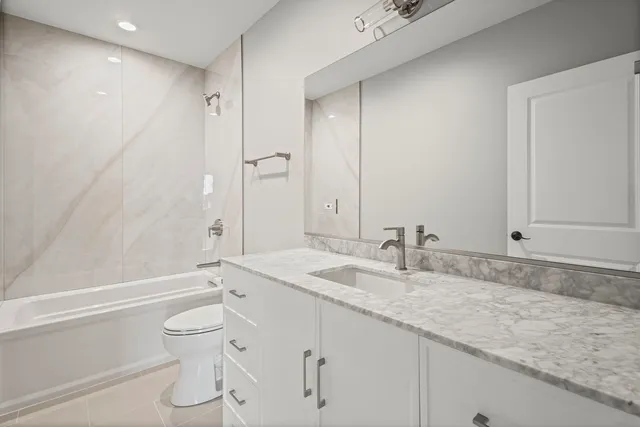 $4,300 | 1036 Lake Street, Unit 4S, Oak Park, IL 60301