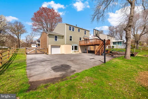 a view of a back yard of the house