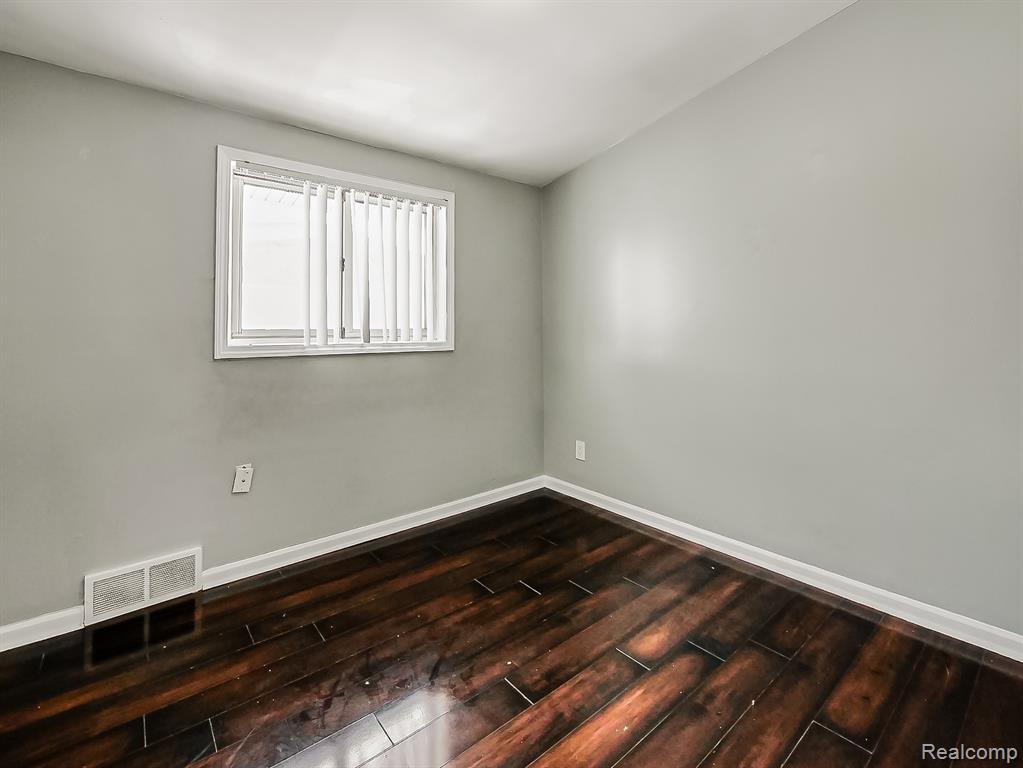 1283 Featherstone Road Pontiac, MI 48342 - Photo 11 of 34